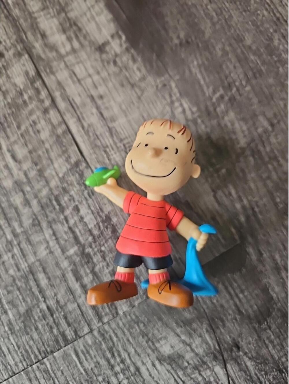 Peanuts Gang Linus Pvc Figure with Blanket Toy Plane 3 inch